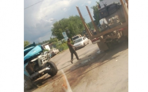 В Кирове столкнулись два грузовика: от удара у КамАЗа вырвало топливный бак