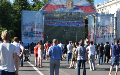 Почти 4 тысячи кировчан посмотрели футбол на Театральной площади