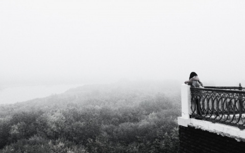 10 черно-белых фотографий Кирова: пустынная Театралка, одинокие прогулки и туман