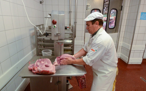 После проверки на кировских производствах уничтожили сотни килограммов мяса