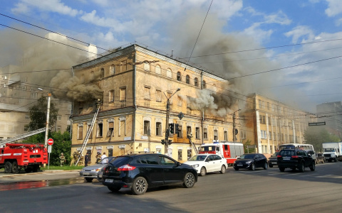 Видео: в центре Кирова горит четырехэтажный 100-летний дом