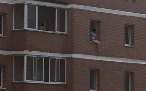 В Кирове девушка пыталась выпрыгнуть из окна назло своему парню