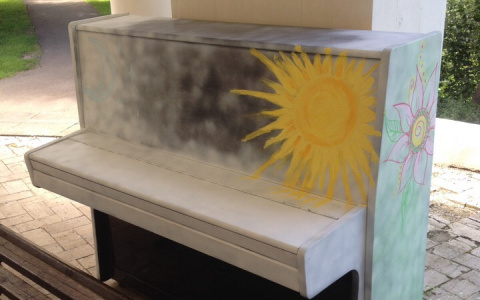 В Кирове в Александровском саду установили новое пианино