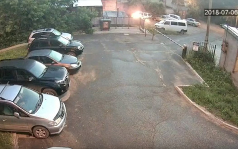 На камеру видеонаблюдения попал поджог автомобиля в одном из дворов Кирова