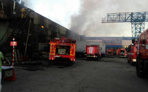 В Кирове загорелся цех сталепромышленной компании: с огнем боролись 60 человек