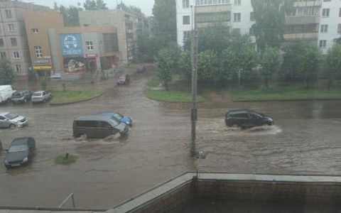 Из-за дождя в Кирове затопило улицу Московскую и проспект Строителей