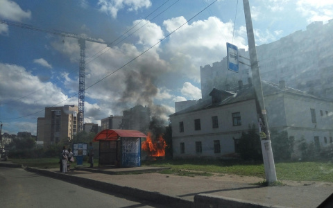 В Кирове начался пожар рядом с автобусной остановкой