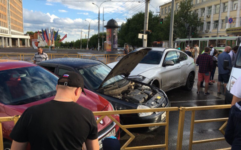 У администрации Кирова столкнулись 5 машин
