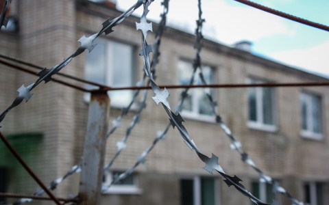 Житель Омутнинска скончался на следующий день заключения в тюрьме: мать считает, что сына убили