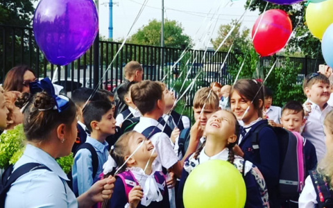Московские школьники устроили флешмоб в поддержку кировского малыша с ДЦП