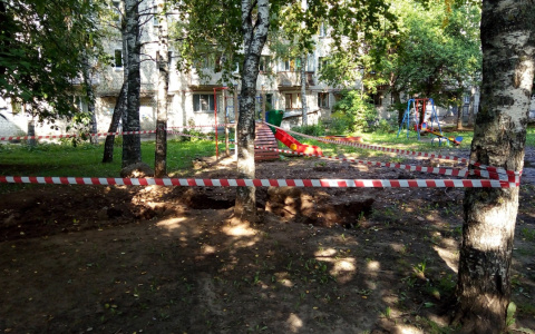 В Кирове на детской площадке провалился грунт