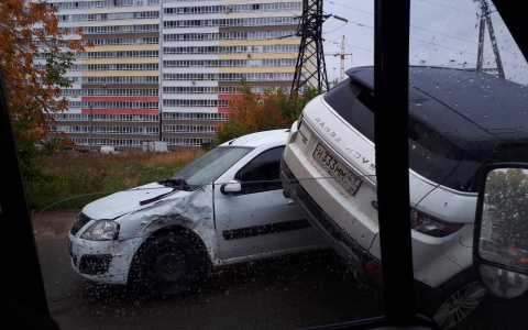 В Кирове женщина-водитель Range Rover устроила массовую аварию