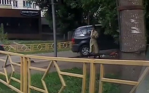 Видео: на перекрестке со сломанным светофором кроссовер вылетел на тротуар и чуть не сбил женщину