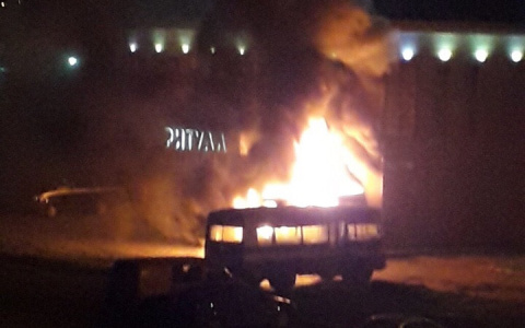 Ночью у «Ритуала» в Кирове сгорел микроавтобус
