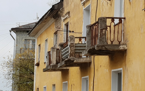 "На ребенка чуть не упал кусок бетона": в Кирове  1427 балконов требуют ремонта