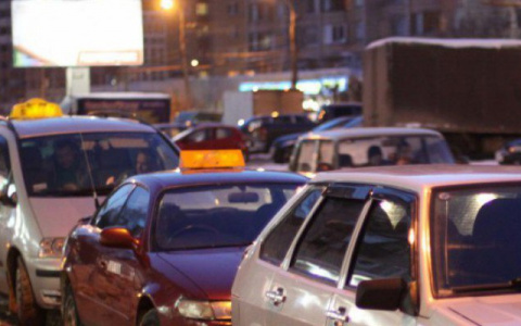 В Нововятске пассажир пытался задушить таксиста