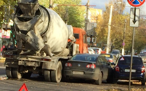 Массовое ДТП в Кирове: бетономешалка и две легковушки перекрыли дорогу