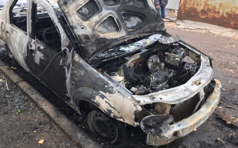В Кирове неизвестные сожгли автомобиль на парковке