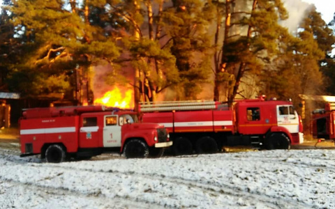 В Кирове горит центр отдыха: появились фото и подробности с места происшествия