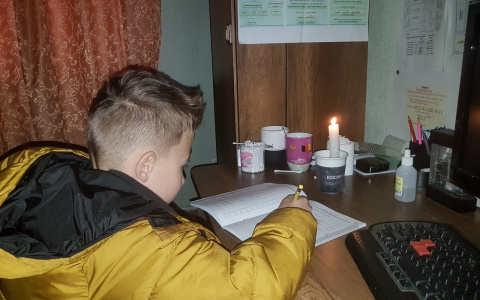 В Малой Субботихе отключили электричество: люди ходят дома в куртках и со свечами