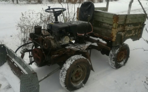 Жители Кирова из подручных средств сделали снегоуборочную машину