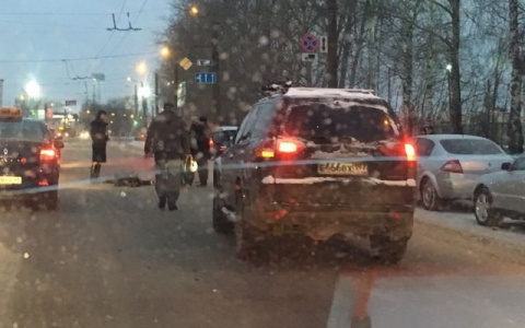 В Кирове внедорожник сбил женщину: пострадавшую срочно увезли на скорой