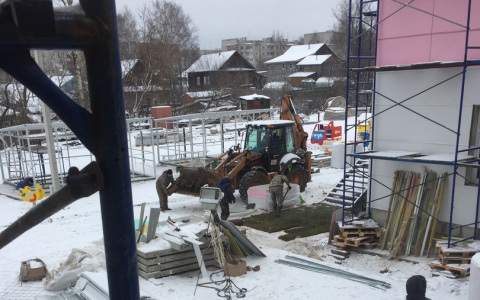 В Кирове газон у детского сада укладывали в снег