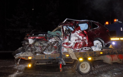 На трассе "Вятка" BMW столкнулась с фурой: водитель иномарки погиб на месте