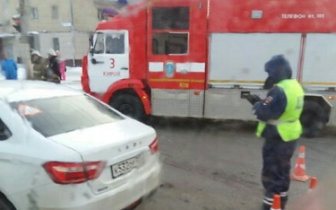 В центре Кирова столкнулись «Веста» и Mitsubishi: на месте работают медики и спасатели