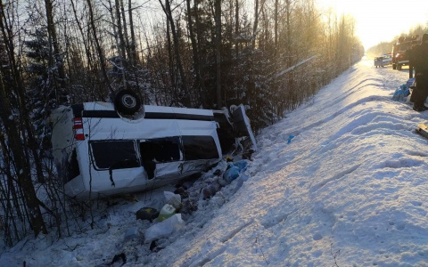 В Кировской области опрокинулся микроавтобус: пострадавших увезли на скорой