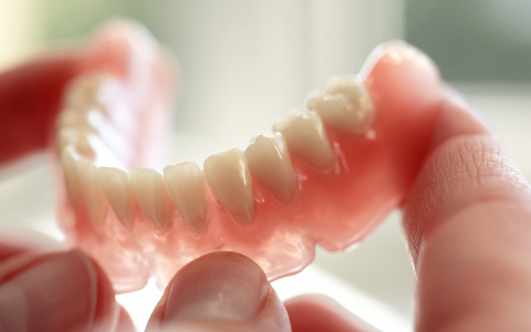Сравниваем зубные протезы: какой вид выбрать?