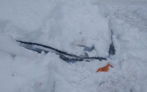 В Кирове трактор помял  автомобиль, занесенный снегом