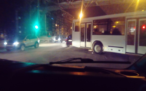 На Ленина после ДТП на дороге развернуло автобус: образовалась огромная пробка
