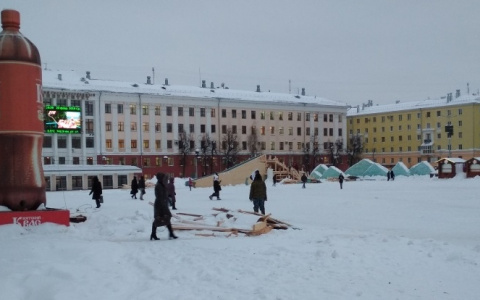 В Кирове начали убирать деревянные горки на Театральной площади