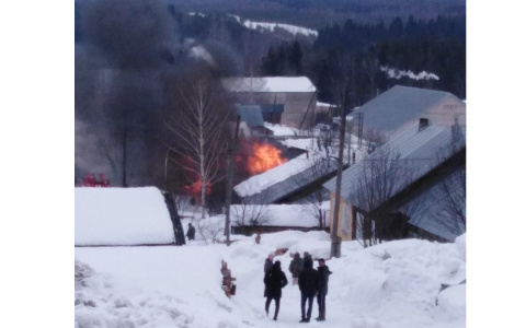 «Было очень страшно»: в Кировской области полностью сгорел жилой дом