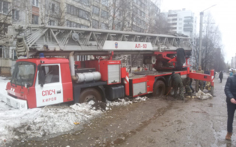 «Как выглядит безысходность?»: федеральные СМИ о пожарной машине, застрявшей в грязи в Кирове