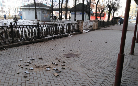 В Кирове рушится фасад здания, ремонт которого запланирован через 24 года