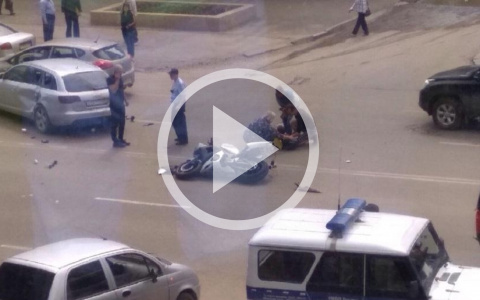 Видео: у ТЦ «Атлант» медики оказывают помощь сбитому мотоциклисту