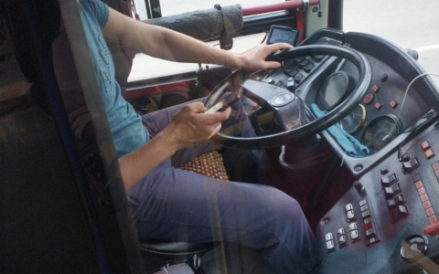 В Кирове водителю автобуса №23 снизят премию за разговоры по телефону во время движения