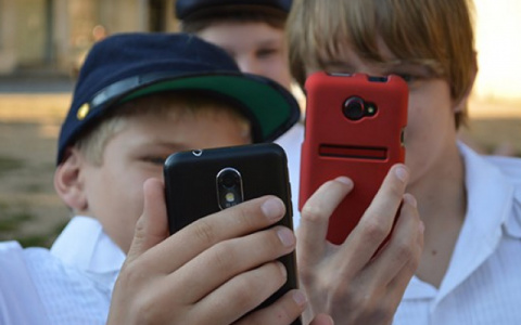 В администрации Кирова прокомментировали запрет на телефоны в школах