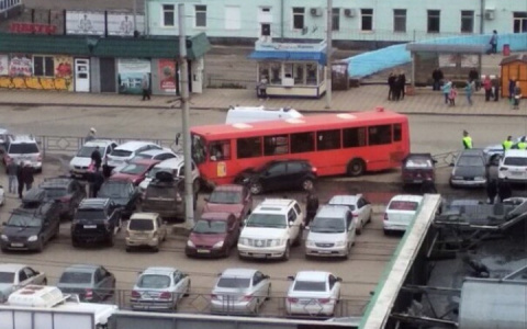 Подробности ДТП: автобус снес ограждение и 9 автомобилей у Ж/Д вокзала