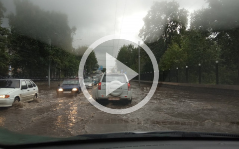 Последствия дождя: в Кирове затопило главные улицы, заправки и магазины