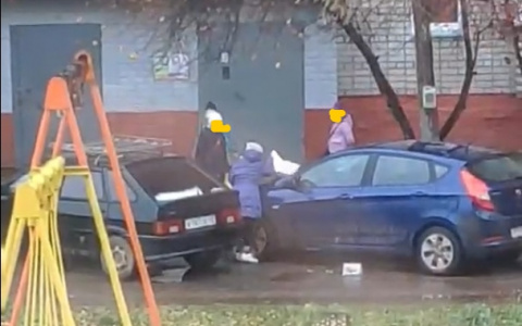 В Кирове дети учебниками разбили машину