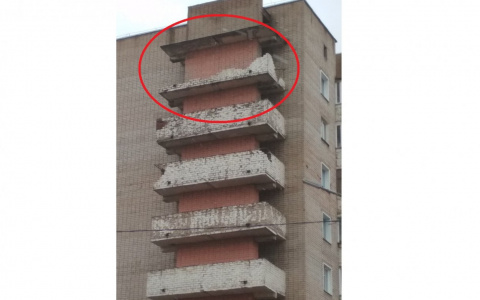 В Кирове на улице Грибоедова обрушилась часть балкона 9-этажки