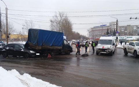 В Кирове машина скорой попала в ДТП по пути к мальчику, выжившему в двух авариях