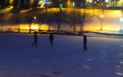 Дети на льду пруда в центре Кирова: в МЧС рассказали, безопасно ли это
