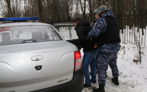 В Кировской области 21-летний парень запер двух девочек в комнате и угрожал ножом