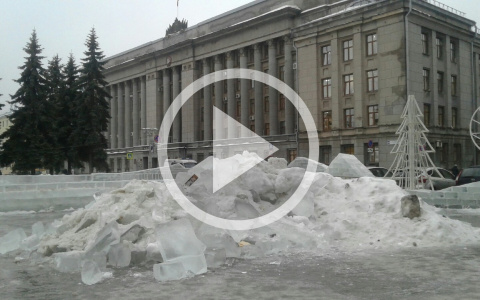Видео: на Театральной площади дети бегают по гвоздям из-за неубранных стройматериалов