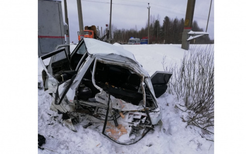Утром в Кировской области ВАЗ выехал под поезд: погиб человек