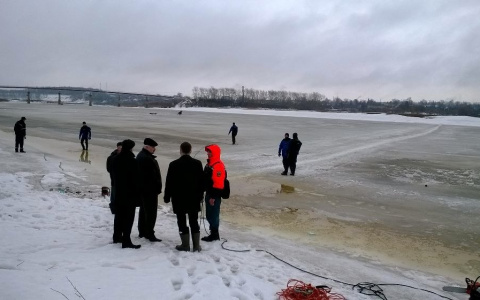 Родители побежали, но не успели: в Кировской области провалилась под лед 4-летняя девочка